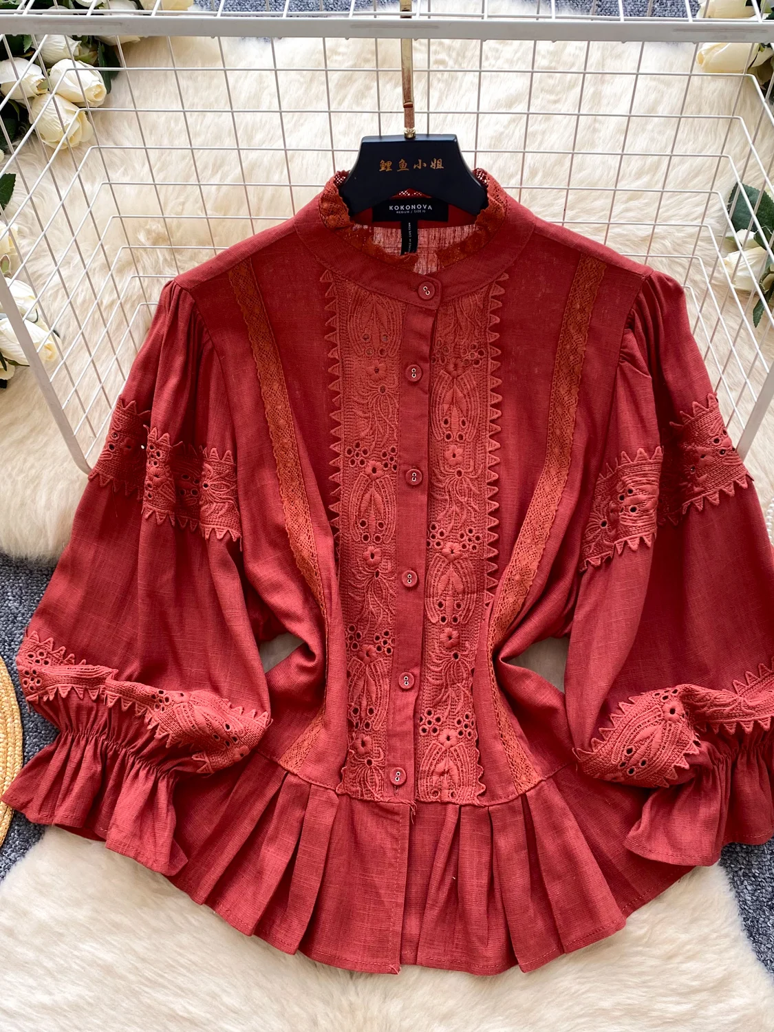 Женская блузка в стиле ретро с кружевной отделкой, поясом, рукавами-фонариками и воротником-стойкой, весенняя модная корейская модель свободного кроя из полиэфирного волокна
Женская блузка в стиле ретро с кружевной отделкой, поясом, рукавами-фонариками и воротником-стойкой, весенняя модная корейская модель свободного кроя из полиэфирного волокна