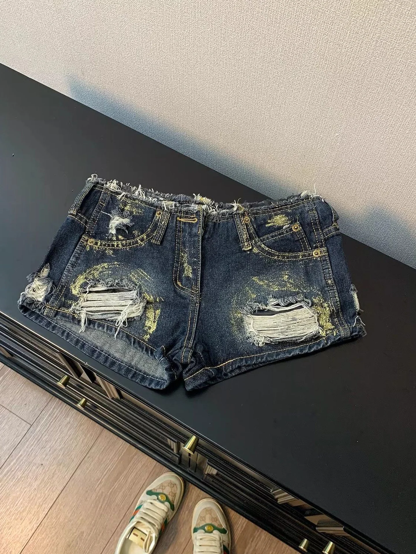 Retro American Gold Stamp Faded Low Waist Women's Denim Shorts Summer New Style Slimming Versatile Commuting Hot Shorts
Retro American Gold Stamp Faded Low Waist Women's Denim Shorts Summer New Style Slimming Versatile Commuting Hot Shorts