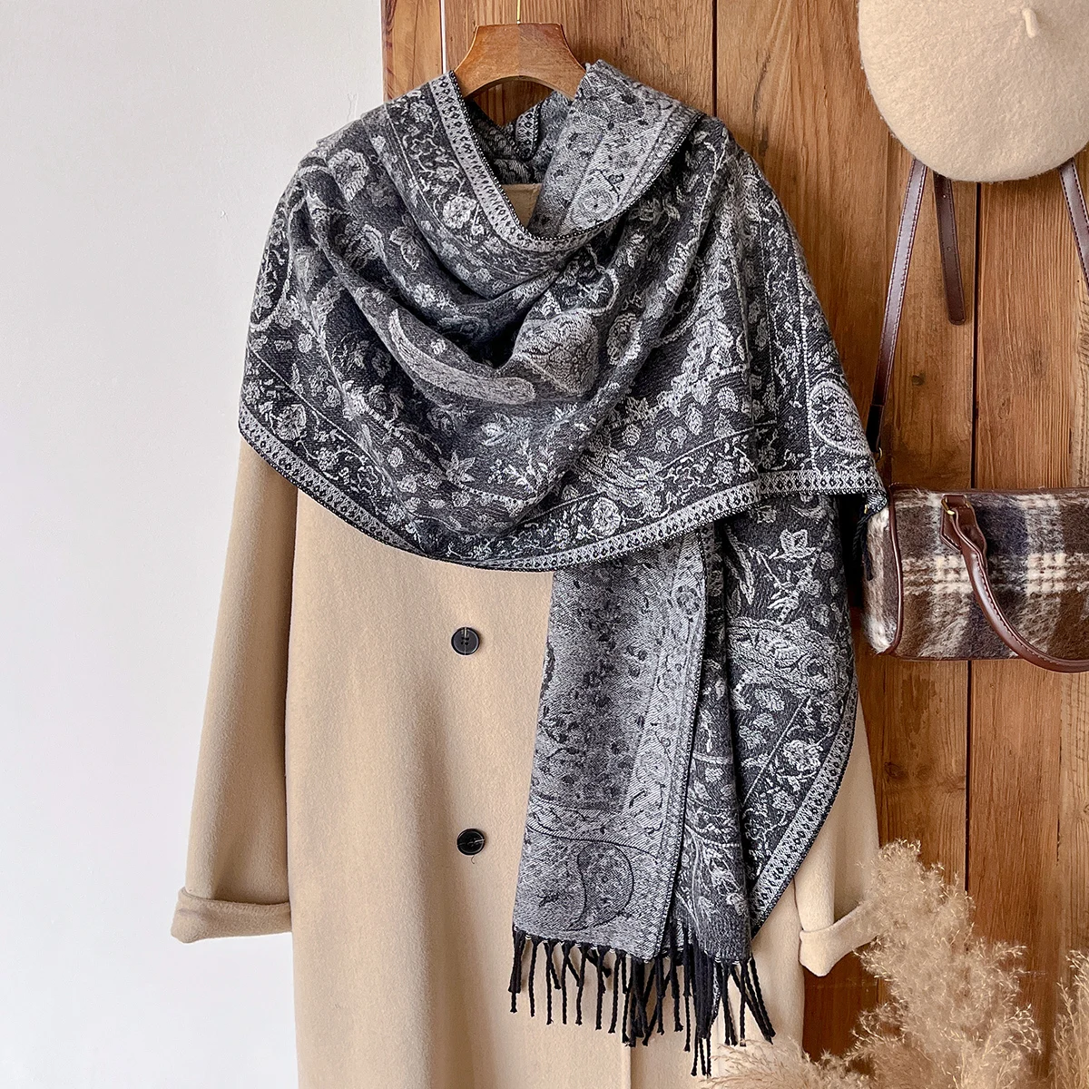 Зимний новый бренд в национальном стиле с узором пейсли, толстая теплая шаль из пашмины, длинный шарф с кисточками и принтом, женский теплый пончо, палантины
Зимний новый бренд в национальном стиле с узором пейсли, толстая теплая шаль из пашмины, длинный шарф с кисточками и принтом, женский теплый пончо, палантины