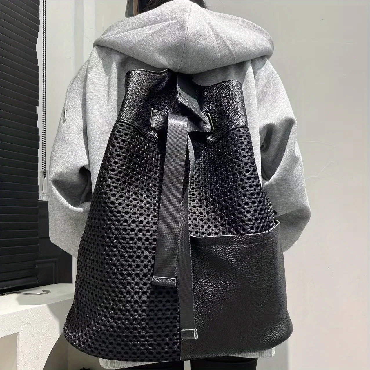 Ladies' large capacity fashionable and cool backpack, personalized Y2K spicy girl shoulder bag, drawstring design
Ladies' large capacity fashionable and cool backpack, personalized Y2K spicy girl shoulder bag, drawstring design