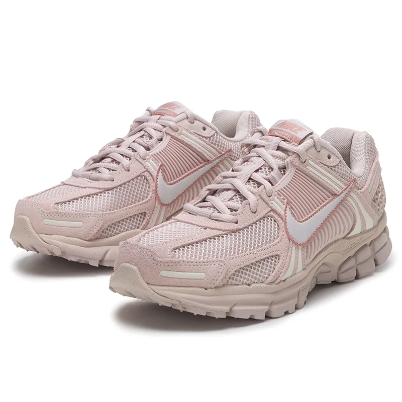 Nike Women's Sports Shoes Zoom Vomero 5 Retro Fashion Trendy Low-Top Lightweight Casual Shoes Hq0458-600
Nike Women's Sports Shoes Zoom Vomero 5 Retro Fashion Trendy Low-Top Lightweight Casual Shoes Hq0458-600