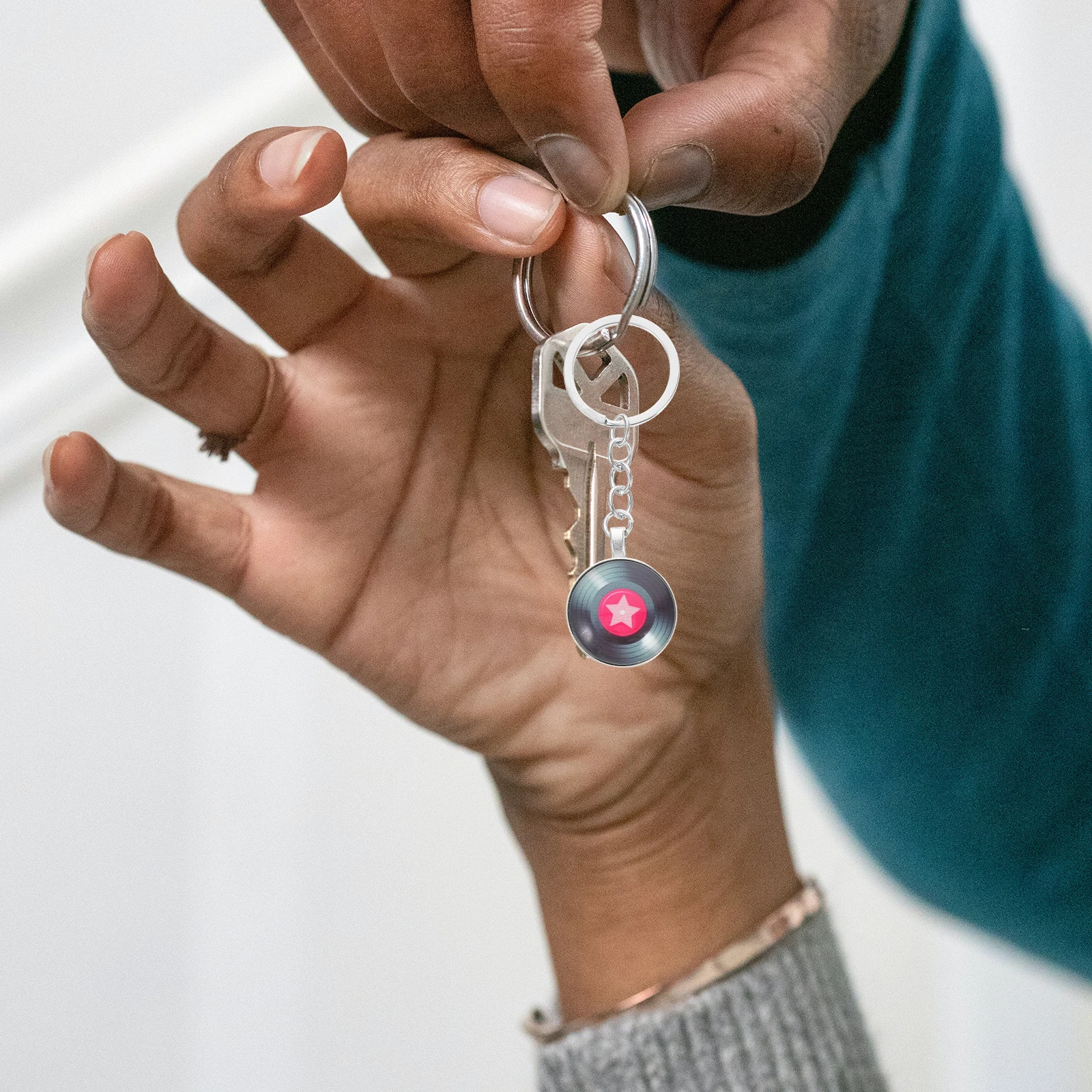 8Pcs Music Themed Vinyl Record Keychain Retro Accessory for Lovers Stylish Pendant Party Decorations Vinyl Record Key Fob
8Pcs Music Themed Vinyl Record Keychain Retro Accessory for Lovers Stylish Pendant Party Decorations Vinyl Record Key Fob