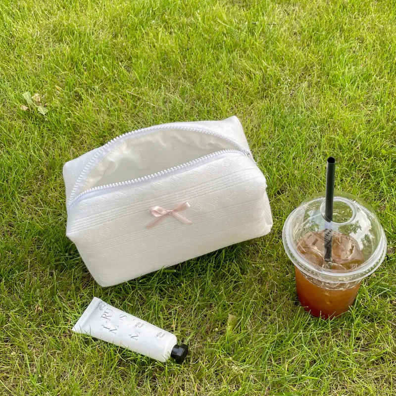 Минималистичный жемчужно-белый поезд для макияжа Cas-большой вместительный косметический органайзер с бантом и акцентом для ухода за кожей, ювелирные изделия, дорожная косметичка
Минималистичный жемчужно-белый поезд для макияжа Cas-большой вместительный косметический органайзер с бантом и акцентом для ухода за кожей, ювелирные изделия, дорожная косметичка