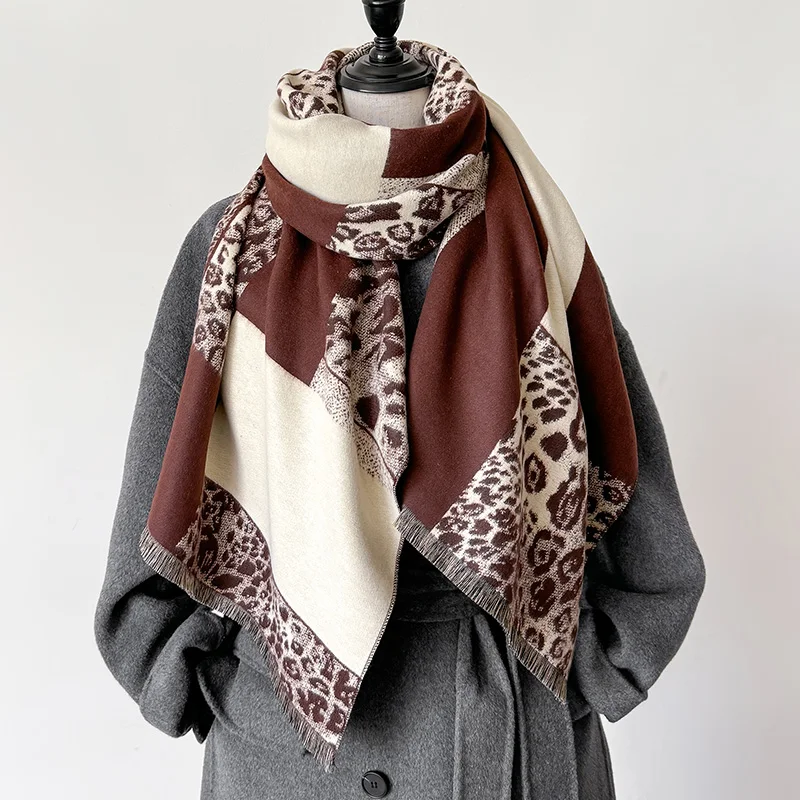 Luxury retro style leopard print scarf 2024 Autumn and Winter New Style Pashmina Mujer Femme Foulard Bufanda
Luxury retro style leopard print scarf 2024 Autumn and Winter New Style Pashmina Mujer Femme Foulard Bufanda