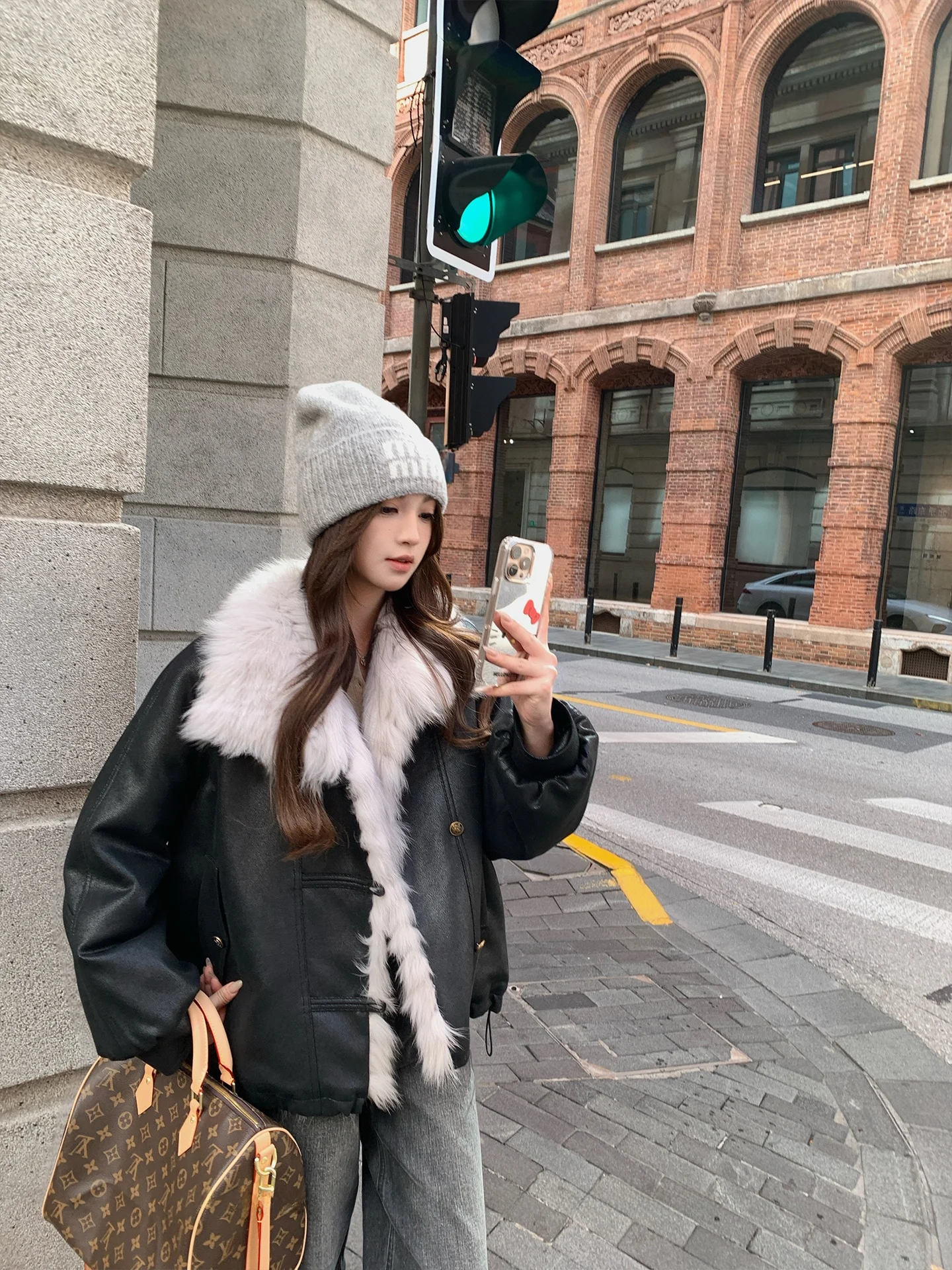 Double-Sided Wear Fur Coat Women's Berlin Rainy Night Outwear Collarless Luxury Fashion Standard Fit Long Sleeve Winter Coat
Double-Sided Wear Fur Coat Women's Berlin Rainy Night Outwear Collarless Luxury Fashion Standard Fit Long Sleeve Winter Coat