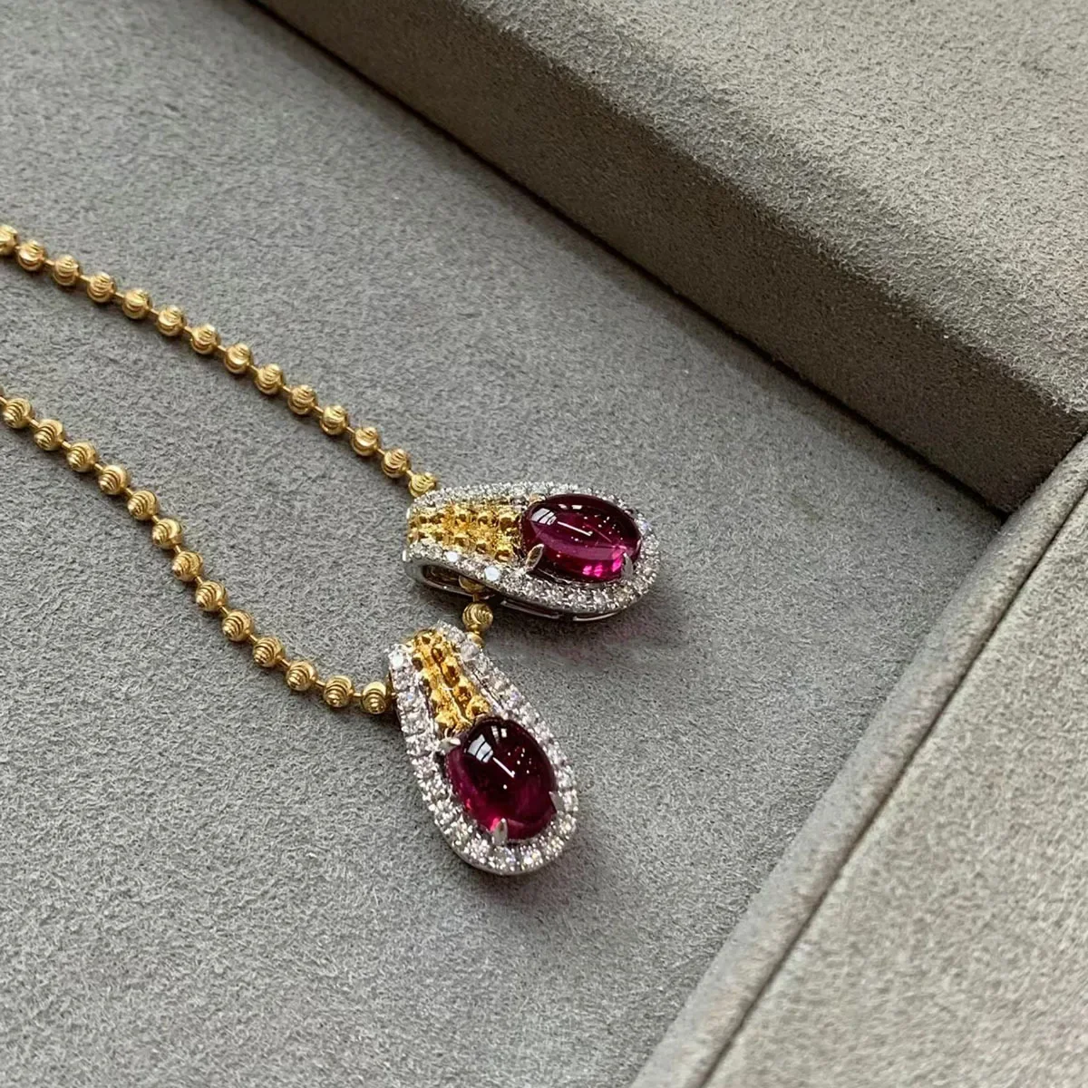 Light luxury unique necklace design pendant full diamond ruby exquisite Round beads collar chain red charms jewelry gifts
Light luxury unique necklace design pendant full diamond ruby exquisite Round beads collar chain red charms jewelry gifts