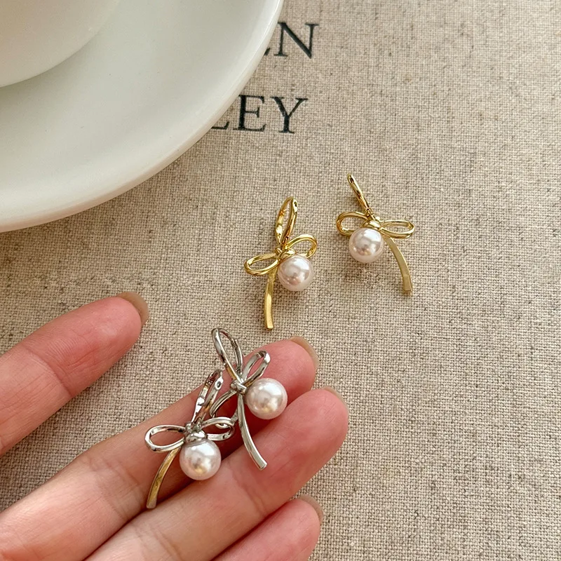 Vintage Ribbon Bowknot Imitation Pearl Dangle Earrings for Women Trendy Charm Temperament Earrings Party Jewelry Wedding Gifts 
Vintage Ribbon Bowknot Imitation Pearl Dangle Earrings for Women Trendy Charm Temperament Earrings Party Jewelry Wedding Gifts