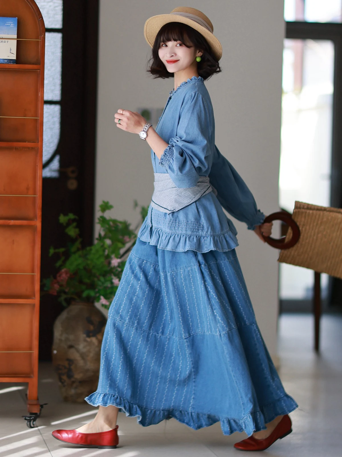 Новая весенняя женская джинсовая юбка А-силуэта миди до колена, свободного кроя, с высокой талией, из хлопка с эффектом потертости, с кожаными элементами
Новая весенняя женская джинсовая юбка А-силуэта миди до колена, свободного кроя, с высокой талией, из хлопка с эффектом потертости, с кожаными элементами