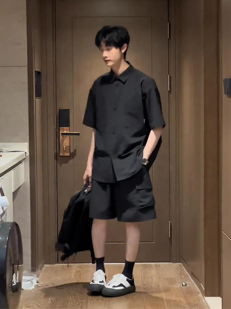 Модный мужской комплект в клетку: рубашка с коротким рукавом и шорты. Осенняя коллекция. Полиэстер. Молодежный размер.
Модный мужской комплект в клетку: рубашка с коротким рукавом и шорты. Осенняя коллекция. Полиэстер. Молодежный размер.