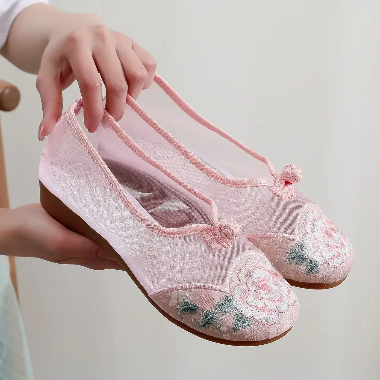 Woman Low Heel Mesh Embroidered Cheongsam Shoes Summer New Chinese Style Soft Sole Round Toe Shallow Slip On Hanfu Shoes
Woman Low Heel Mesh Embroidered Cheongsam Shoes Summer New Chinese Style Soft Sole Round Toe Shallow Slip On Hanfu Shoes