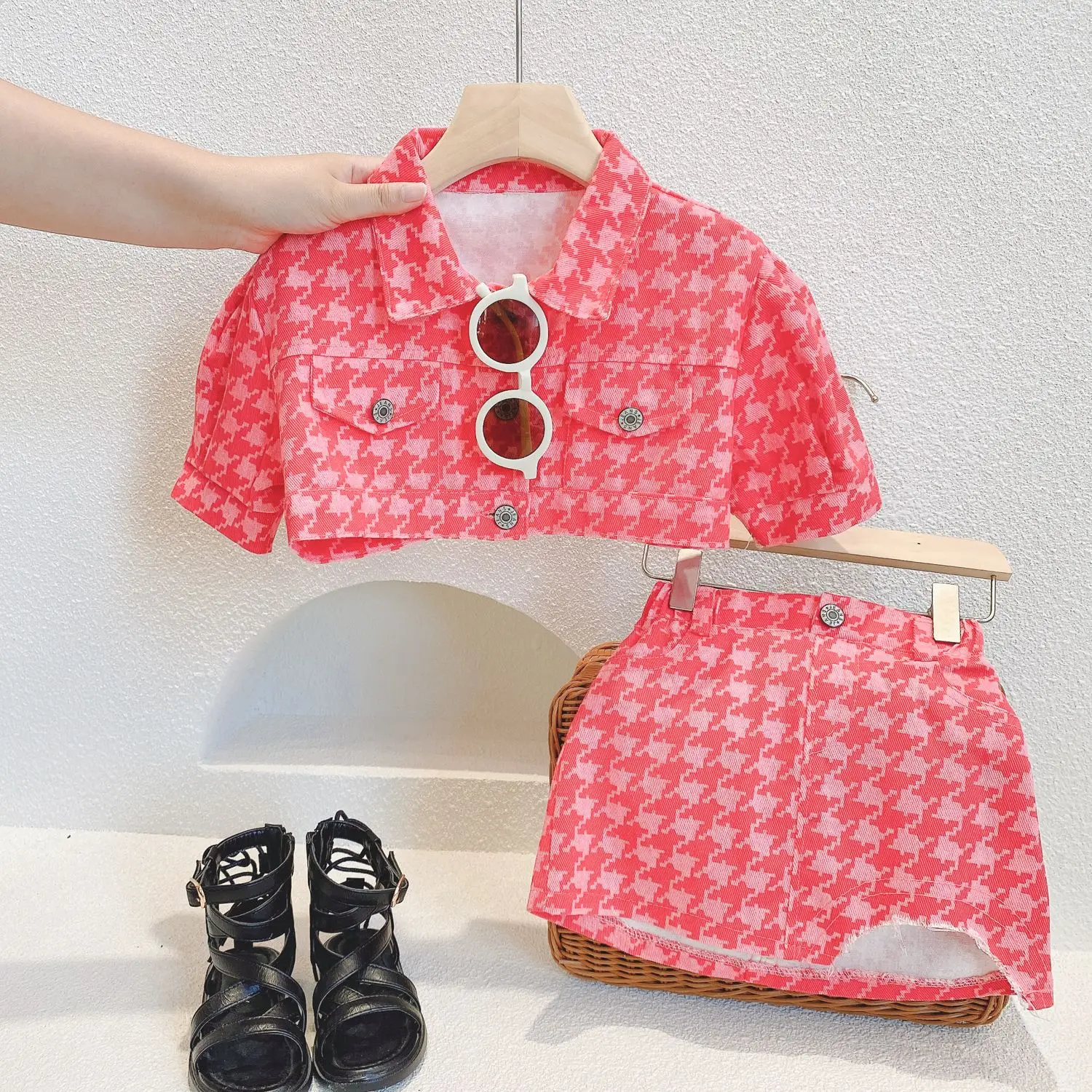 Spring/Summer New Children's Wear Girl's Fashion Thousand Bird Grid Short Sleeved Top With Half Skirt Set
Spring/Summer New Children's Wear Girl's Fashion Thousand Bird Grid Short Sleeved Top With Half Skirt Set