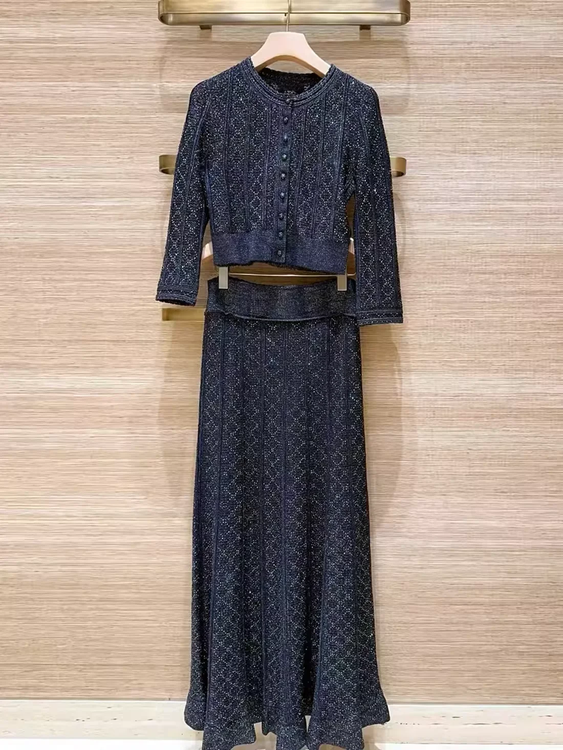 Women Bright Silk Knitted Set Argyle Hollow Out O-Neck Long Sleeve Single Breasted Cardigan + Elastic Waist Pleated Maxi Skirt
Women Bright Silk Knitted Set Argyle Hollow Out O-Neck Long Sleeve Single Breasted Cardigan + Elastic Waist Pleated Maxi Skirt
