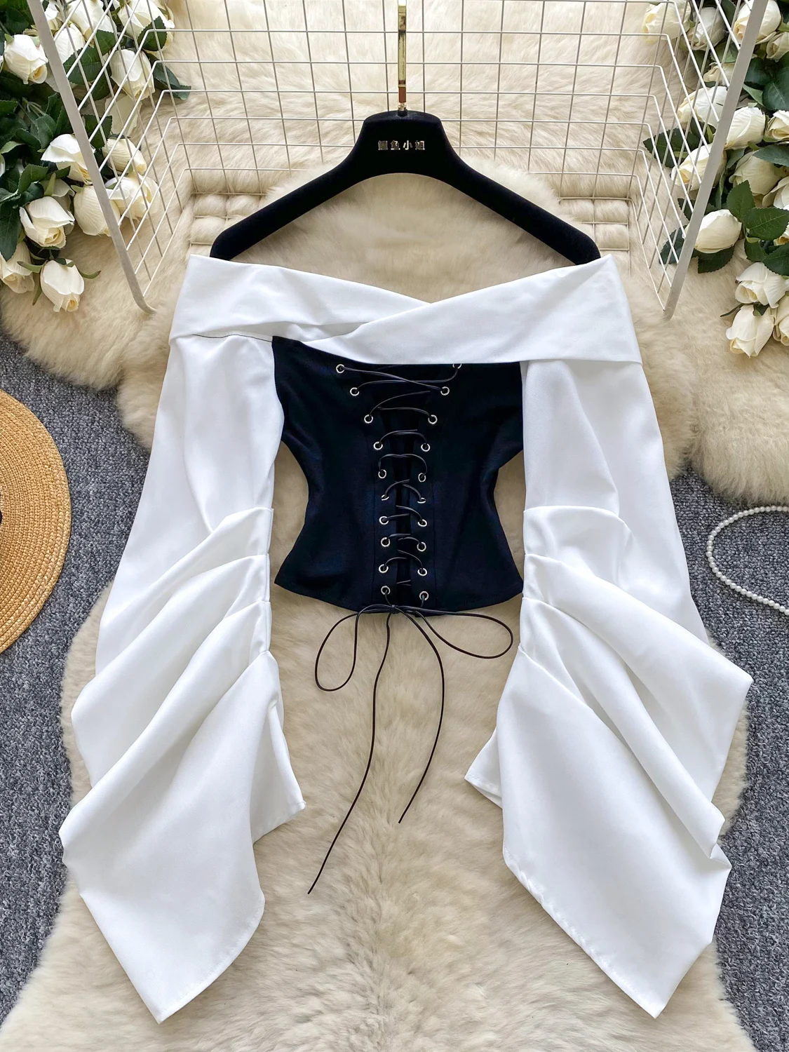 Женская модная блузка осень 2025: приталенная, с длинным рукавом, поясом на талии, на одно плечо, плиссированная, в европейском стиле
Женская модная блузка осень 2025: приталенная, с длинным рукавом, поясом на талии, на одно плечо, плиссированная, в европейском стиле