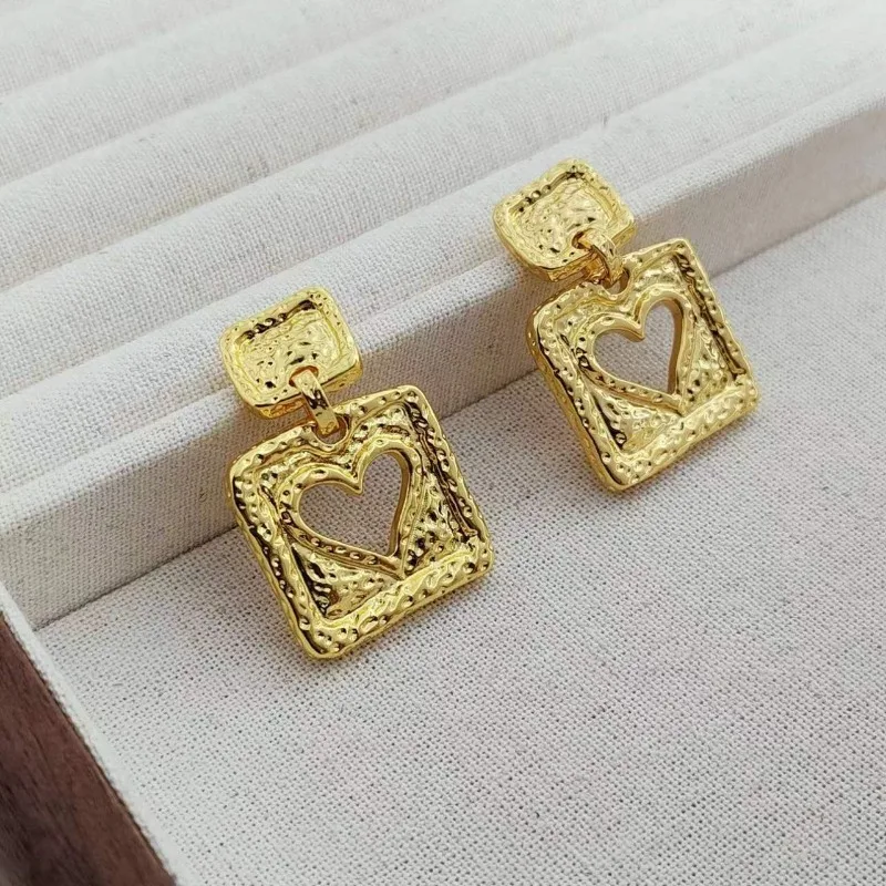 Retro Irregular Earrings Square Hollow Love Earrings Women's Needle Gold-plated Simple Light Luxury Stud Earrings
Retro Irregular Earrings Square Hollow Love Earrings Women's Needle Gold-plated Simple Light Luxury Stud Earrings