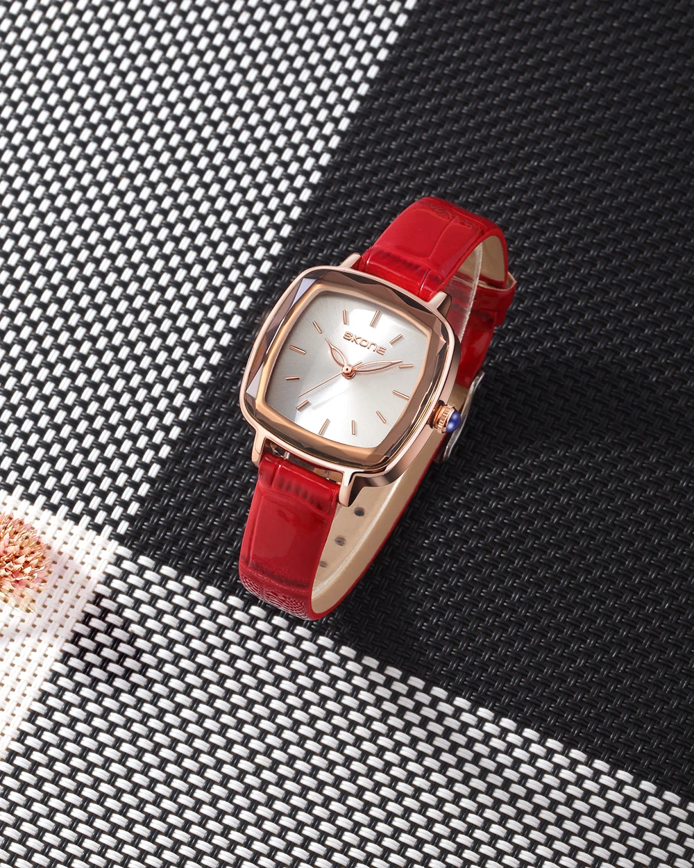 SKONE Luxury ladies' ultra-thin new trendy square small dial waterproof genuine leather quartz watch
SKONE Luxury ladies' ultra-thin new trendy square small dial waterproof genuine leather quartz watch