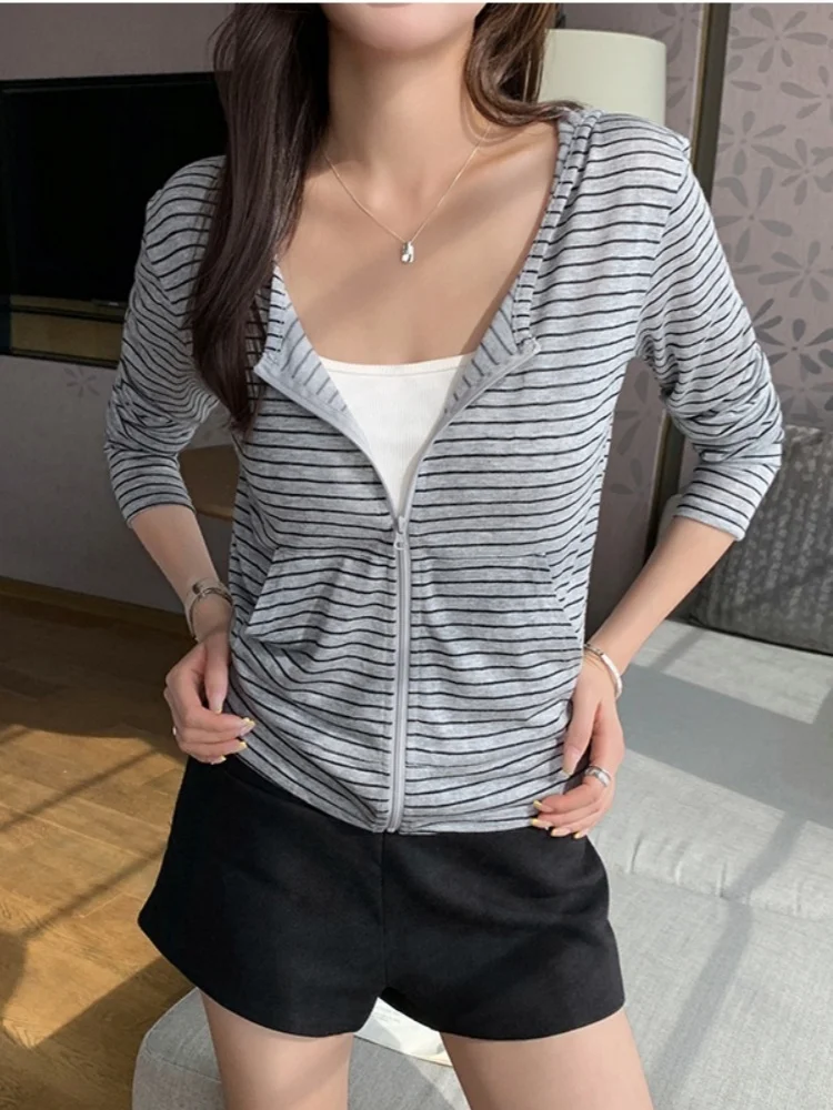 Women’s Colour-Block Striped Hooded Long-Sleeved Sun Protection Jacket: Lightweight, Versatile, Short-Sleeved Zip-Up Cardigan
Women’s Colour-Block Striped Hooded Long-Sleeved Sun Protection Jacket: Lightweight, Versatile, Short-Sleeved Zip-Up Cardigan