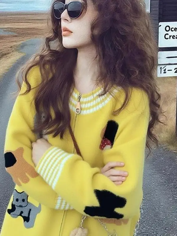 Свободный вязаный желтый кардиган-пальто для женщин: модный, повседневный, с длинными рукавами, омолаживающий образ, тренд весны
Свободный вязаный желтый кардиган-пальто для женщин: модный, повседневный, с длинными рукавами, омолаживающий образ, тренд весны