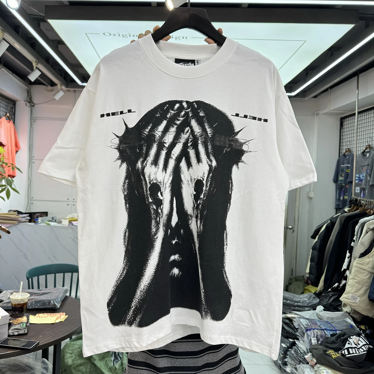 American High Street Summer 2026 Loose Casual round Neck Short Sleeve T-Shirt Face Covering Crying Hand Pattern Printed Unisex
American High Street Summer 2026 Loose Casual round Neck Short Sleeve T-Shirt Face Covering Crying Hand Pattern Printed Unisex