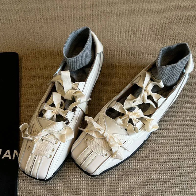 Нишевые кожаные балетки в стиле ретро на шнуровке, женственные спортивные туфли Мэри Джейн на шнуровке с квадратной головкой
Нишевые кожаные балетки в стиле ретро на шнуровке, женственные спортивные туфли Мэри Джейн на шнуровке с квадратной головкой