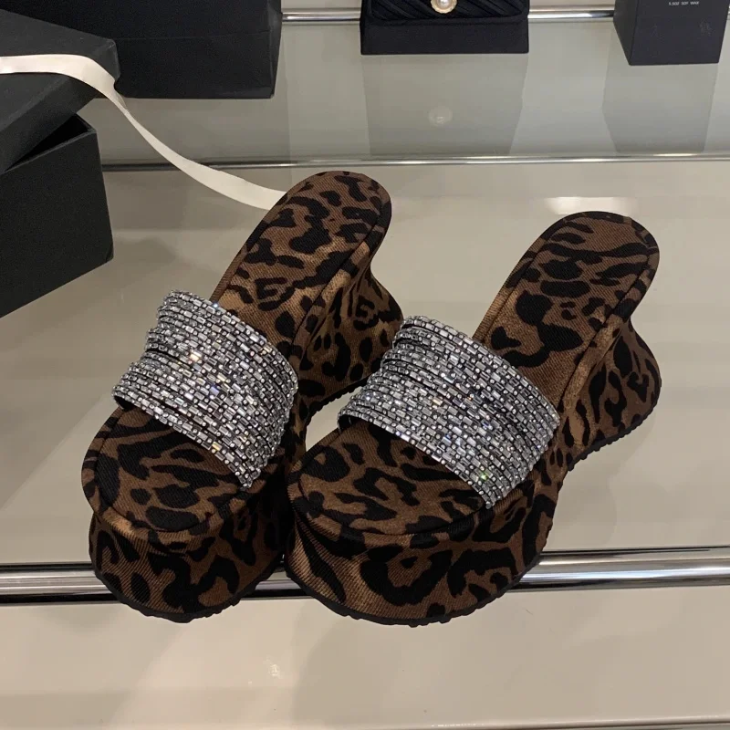 Стильные женские тапочки на танкетке с леопардовым принтом и бриллиантами, летние уличные удобные тапочки на высоком каблуке с открытым носком
Стильные женские тапочки на танкетке с леопардовым принтом и бриллиантами, летние уличные удобные тапочки на высоком каблуке с открытым носком