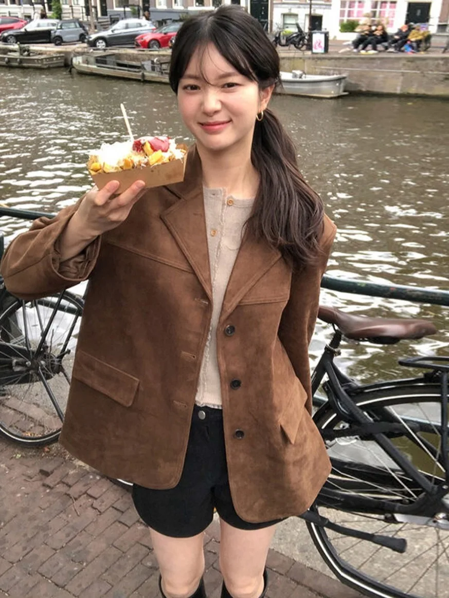 Корейское женское замшевое пальто с лацканами на одной пуговице, цветная серия Merlot, отказоустойчивое высококачественное ощущение
Корейское женское замшевое пальто с лацканами на одной пуговице, цветная серия Merlot, отказоустойчивое высококачественное ощущение