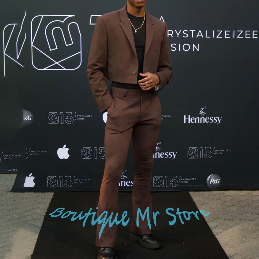 Элегантный мужской коричневый укороченный пиджак на одной пуговице с расклешенными брюками, облегающий костюм для красной ковровой дорожки и знаменитостей
Элегантный мужской коричневый укороченный пиджак на одной пуговице с расклешенными брюками, облегающий костюм для красной ковровой дорожки и знаменитостей