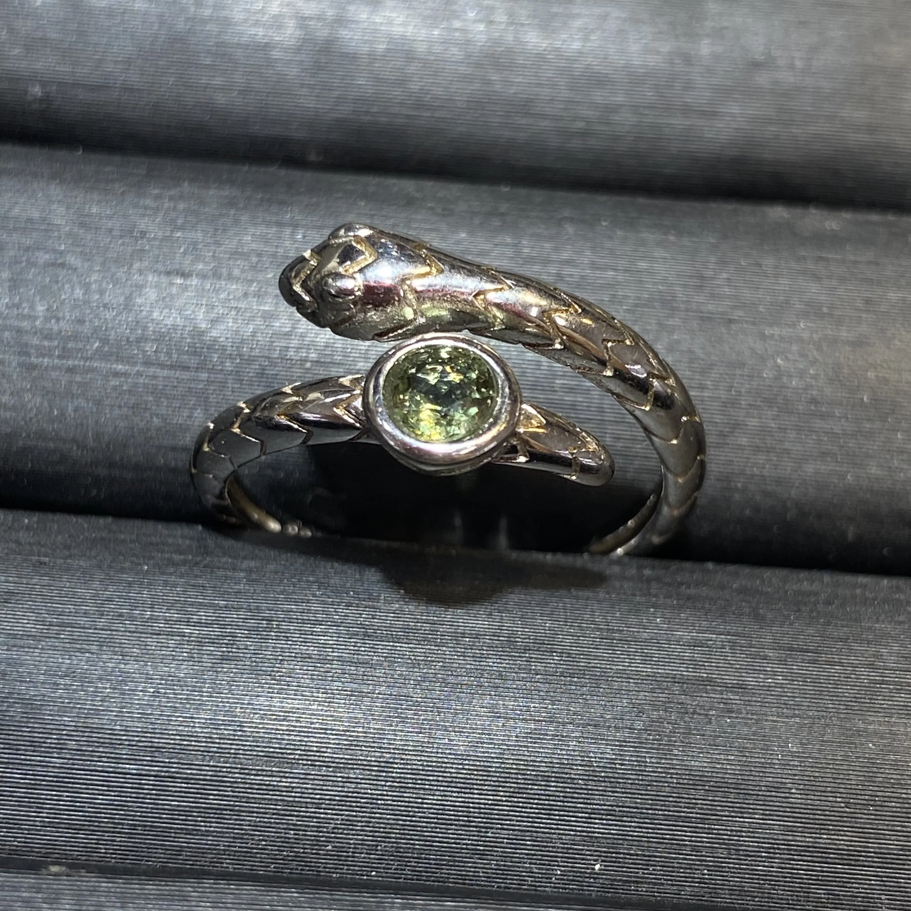 Цельный цельный с инкрустацией из серебра 925 пробы в форме змеи, натуральный зеленый молдавит, драгоценные камни на палец для подарка
Цельный цельный с инкрустацией из серебра 925 пробы в форме змеи, натуральный зеленый молдавит, драгоценные камни на палец для подарка