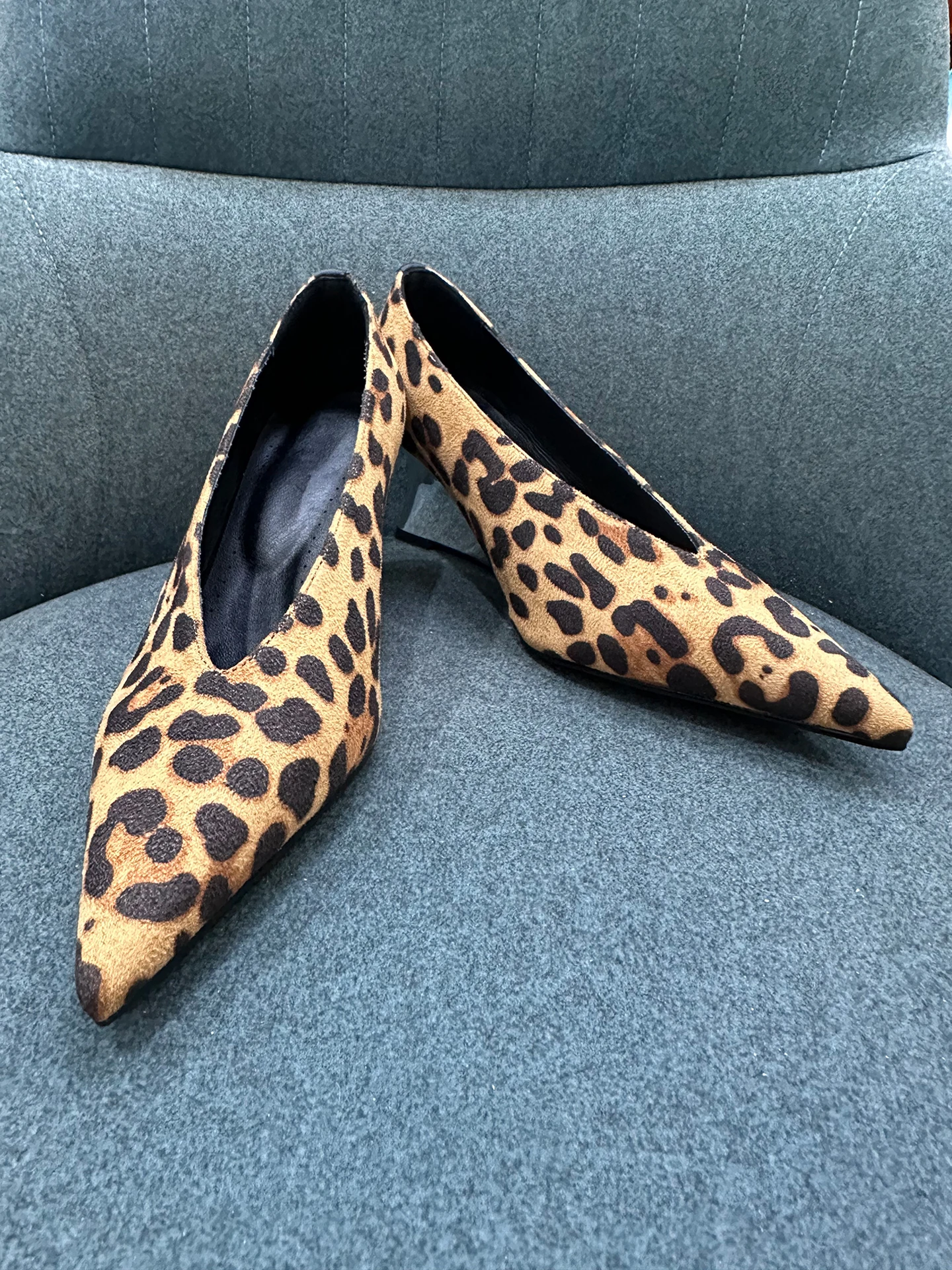 2026 New Women's Pointed Toe Single Shoes Velvet Anti-slip Witch Shoes Leopard Print Fashionable Casual Slip-On Shoes
2026 New Women's Pointed Toe Single Shoes Velvet Anti-slip Witch Shoes Leopard Print Fashionable Casual Slip-On Shoes