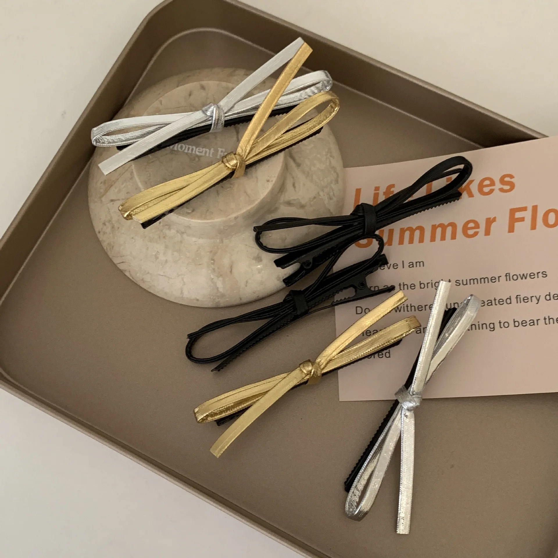 Новые черные заколки для волос из искусственной кожи с бантом, нескользящие, для челки, для женщин, минималистичные, шикарные, 2026 год
Новые черные заколки для волос из искусственной кожи с бантом, нескользящие, для челки, для женщин, минималистичные, шикарные, 2026 год