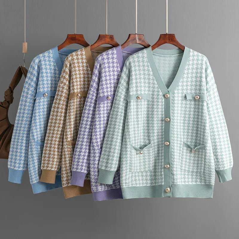 2024 Autumn Women Knitted V-Neck Plaid Single Button Cardigans Long Sleeve Women Warm Sweater Loose Style Cardigans Coat Outwear
2024 Autumn Women Knitted V-Neck Plaid Single Button Cardigans Long Sleeve Women Warm Sweater Loose Style Cardigans Coat Outwear