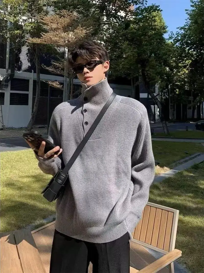 Мужской вязаный свитер американского дизайна с высоким воротником на пуговицах, свободного кроя, зимний, повседневный, с длинным рукавом, термотоп, верхняя одежда
Мужской вязаный свитер американского дизайна с высоким воротником на пуговицах, свободного кроя, зимний, повседневный, с длинным рукавом, термотоп, верхняя одежда