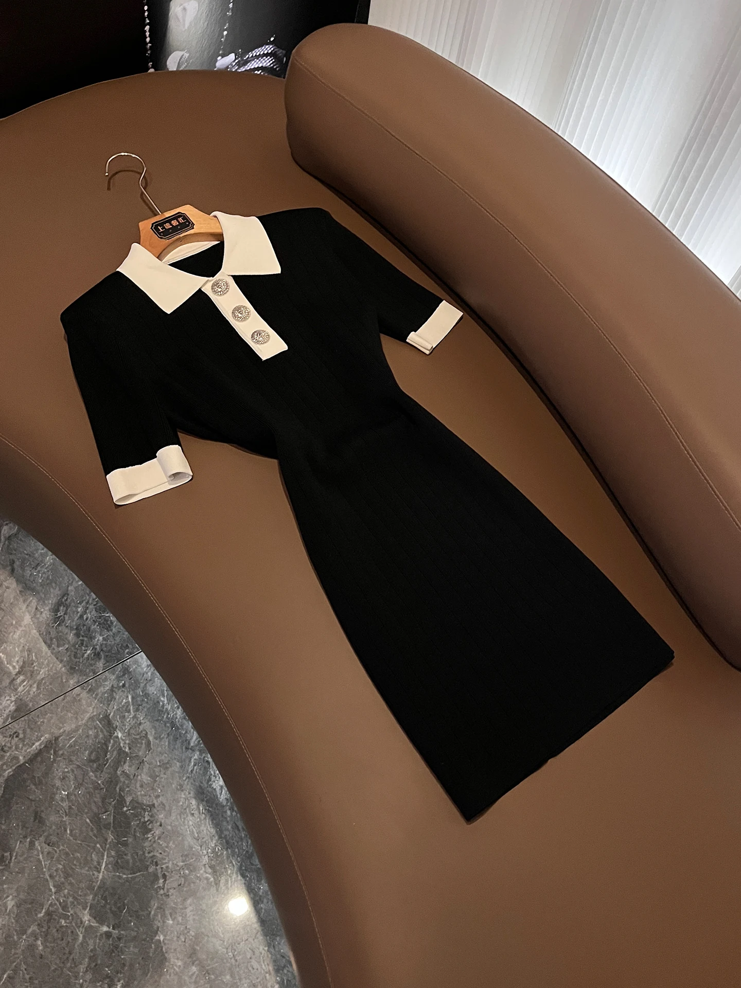Женское трикотажное платье Slim Fit с воротником, завышенной талией, коротким рукавом и поясом, черное, для офиса/повседневной носки
Женское трикотажное платье Slim Fit с воротником, завышенной талией, коротким рукавом и поясом, черное, для офиса/повседневной носки