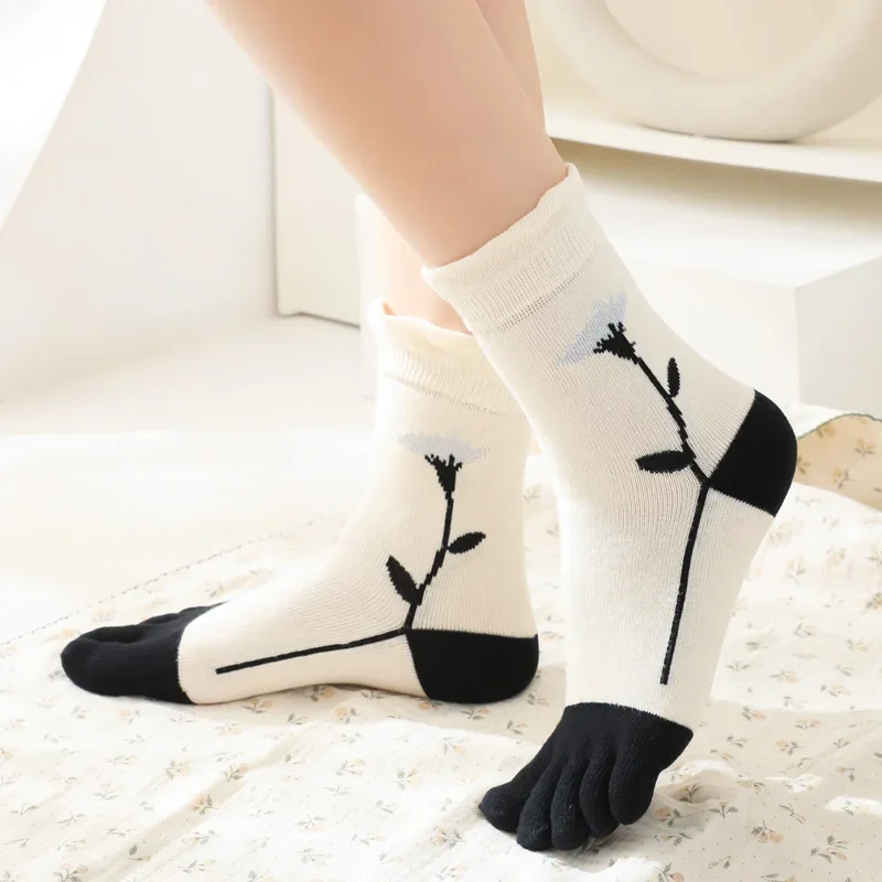 5 Pairs Women Flower Five Finger Socks Middle Tube Black And White Cotton Sweat Absorbing Breathable 5 Toe Socks
5 Pairs Women Flower Five Finger Socks Middle Tube Black And White Cotton Sweat Absorbing Breathable 5 Toe Socks