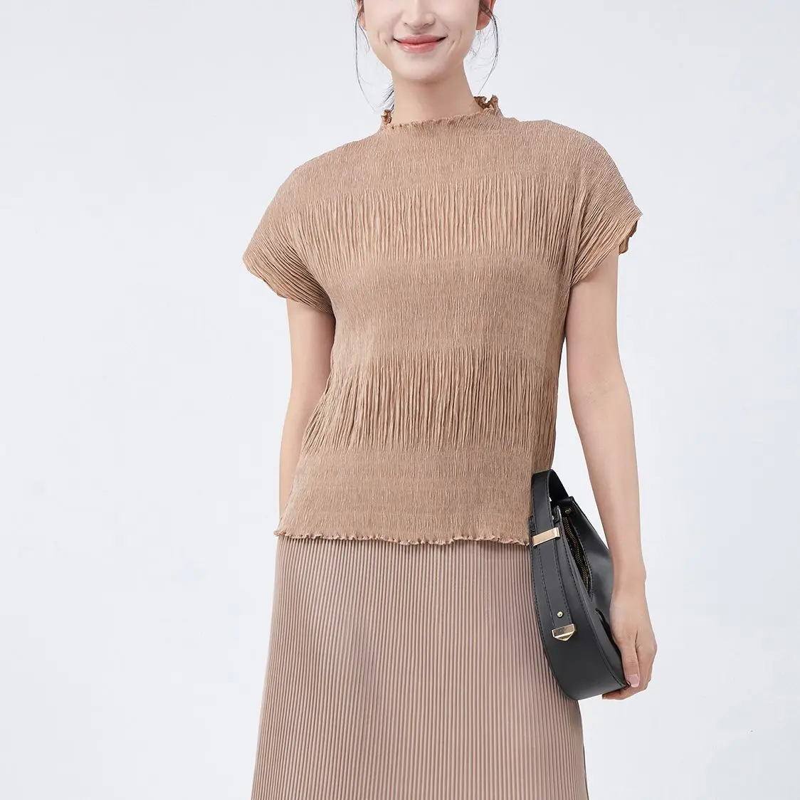Miyake Pleated Senior Sense Fashion Casual Women's Short-sleeved T-shirt Loose Hundred Solid Colour Clothes Top 2025 Summer New
Miyake Pleated Senior Sense Fashion Casual Women's Short-sleeved T-shirt Loose Hundred Solid Colour Clothes Top 2025 Summer New