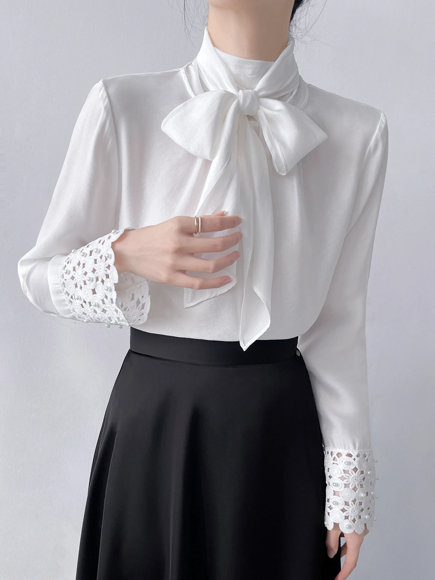 Ele White Lace Trim irt with Knot Sa Korean Sle Loose Fit Long Sve Women's Faionable Top
Ele White Lace Trim irt with Knot Sa Korean Sle Loose Fit Long Sve Women's Faionable Top