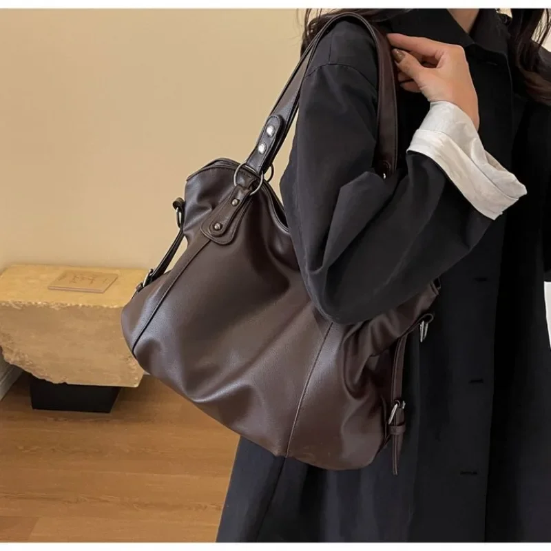 Fashionable Textured Tote Bag For Women Luxury Designer Crossbody Large Capacity Elegant Leather Diaper Bag For Commuter Simple
Fashionable Textured Tote Bag For Women Luxury Designer Crossbody Large Capacity Elegant Leather Diaper Bag For Commuter Simple