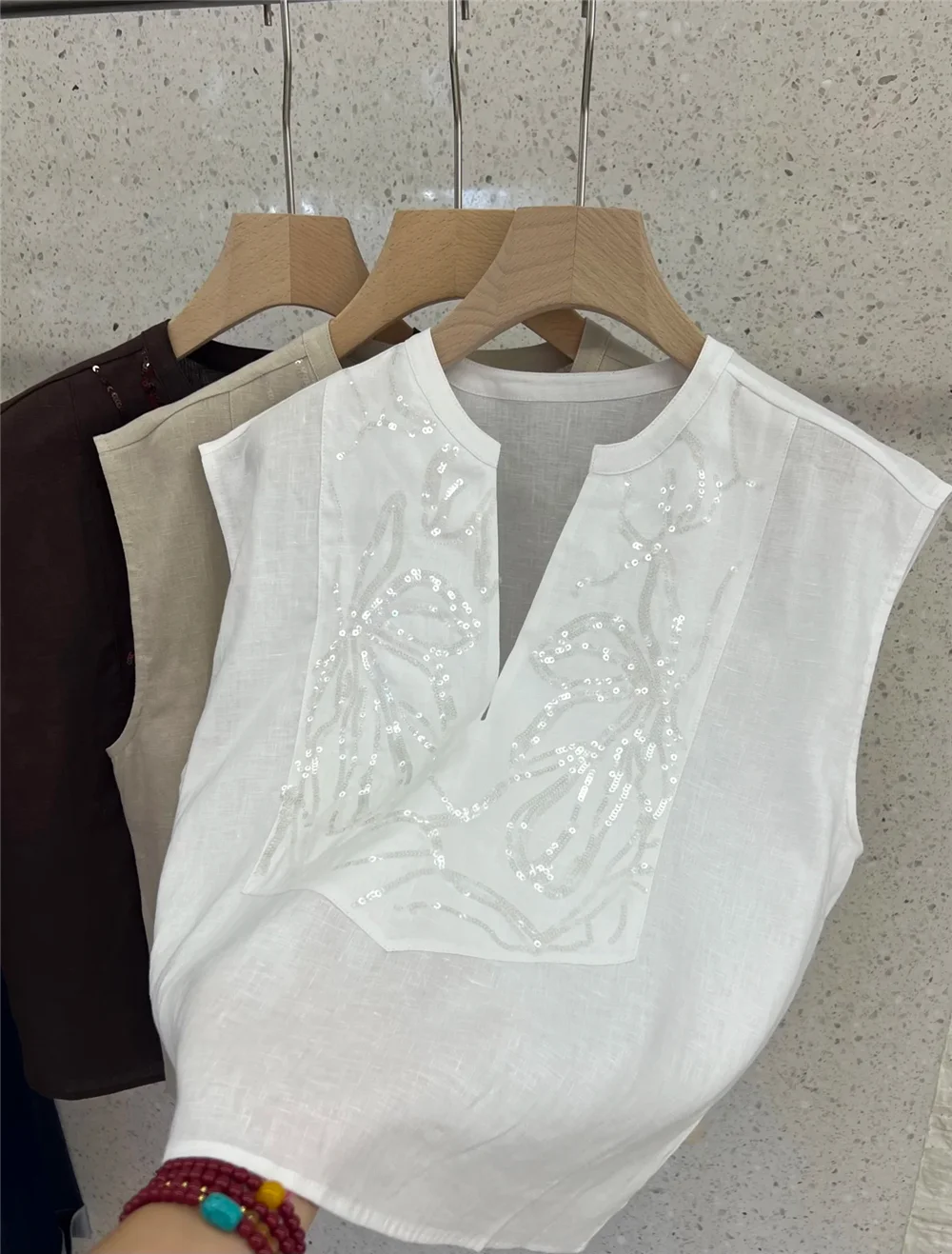 Summer Sequin Embroidery Shirt Ves For Women's V-Neck Breathable Sleeveless Top
Summer Sequin Embroidery Shirt Ves For Women's V-Neck Breathable Sleeveless Top