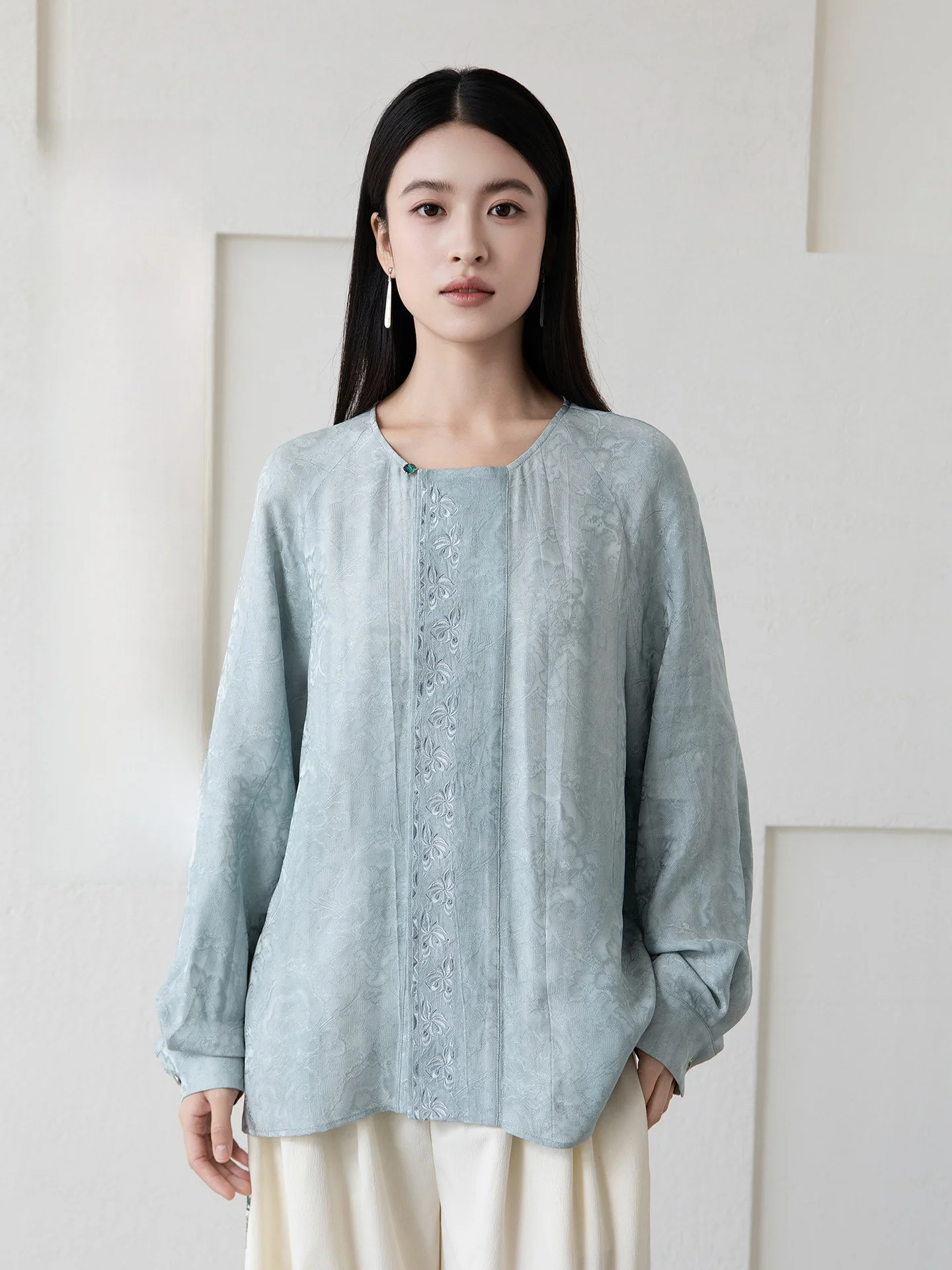 New Chinese Sle Silk Embroidery irt Women's High Quali Texture Anytime Book Letter Miao Embroidery V-Ne Long Sve
New Chinese Sle Silk Embroidery irt Women's High Quali Texture Anytime Book Letter Miao Embroidery V-Ne Long Sve