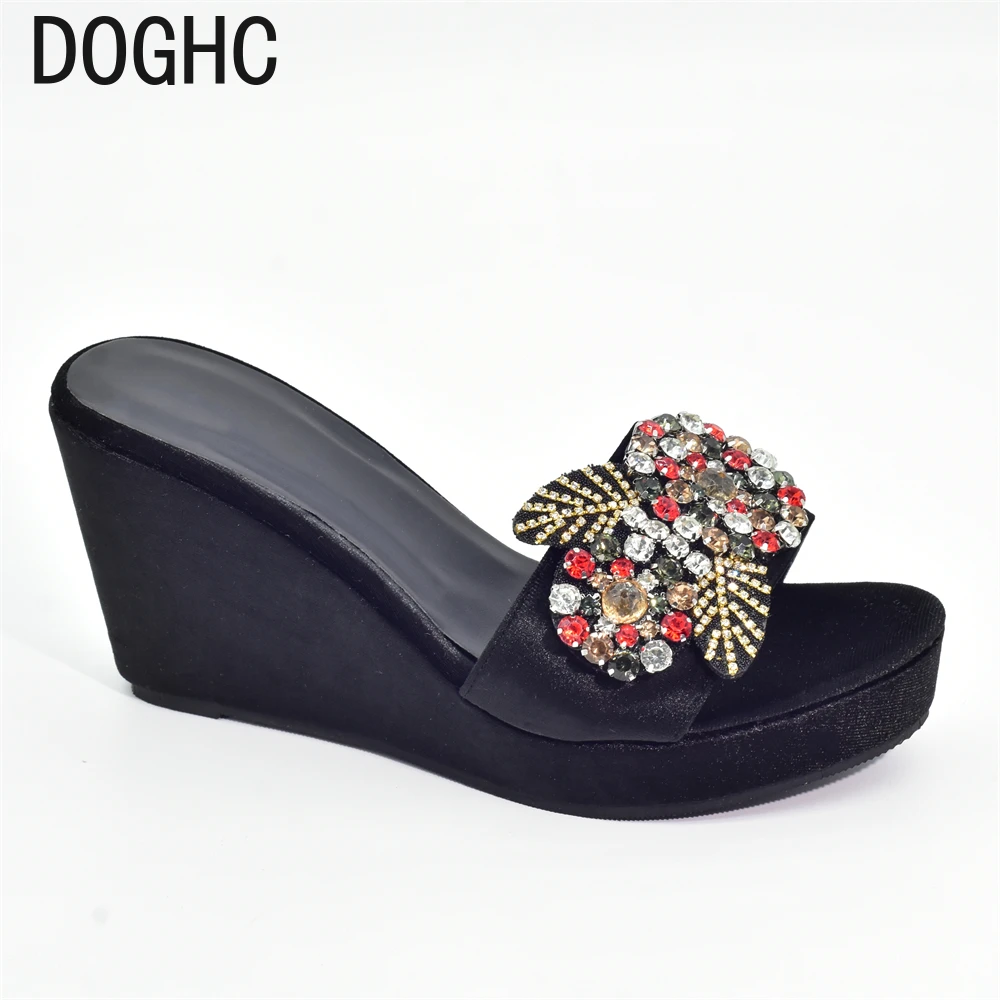 Модные женские сандалии на массивной высокой платформе с бантом и цветочным принтом
Модные женские сандалии на массивной высокой платформе с бантом и цветочным принтом