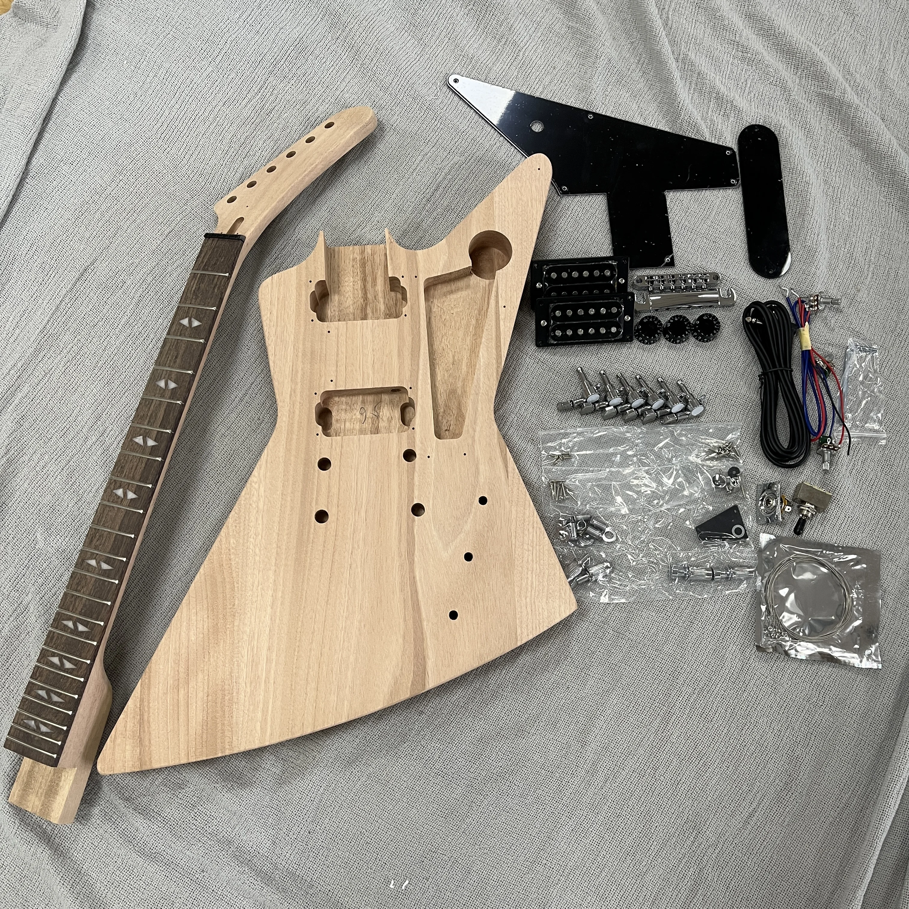 DIY 6 Six String Electric Guitar Kit Rosewood Fingerboard with Guitar Part Electric Guitar-Themed Gift Free Shipping
DIY 6 Six String Electric Guitar Kit Rosewood Fingerboard with Guitar Part Electric Guitar-Themed Gift Free Shipping