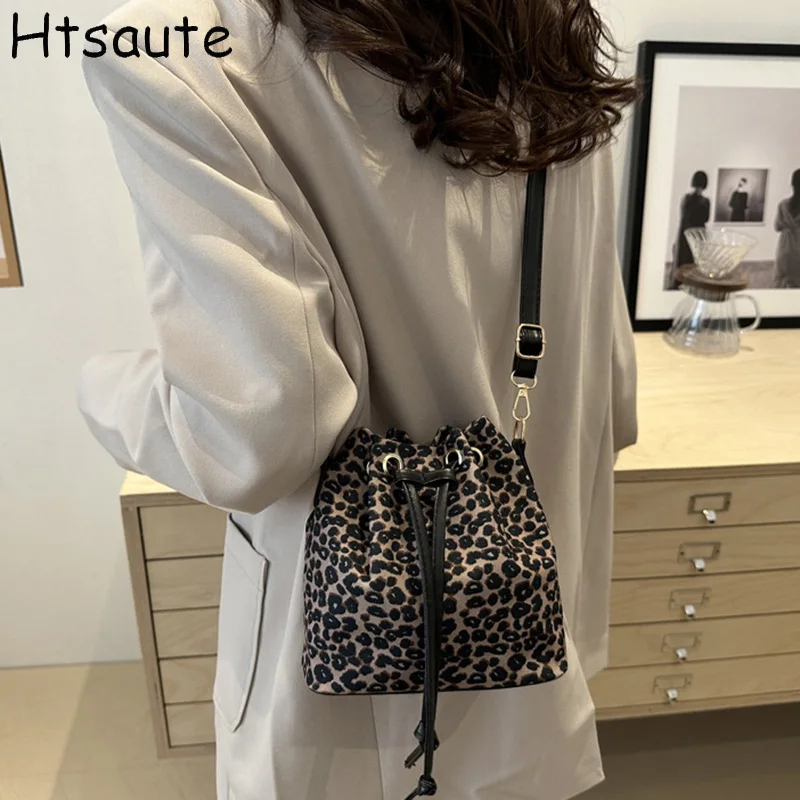 Trendy PU Leather Shoulder Bags Women Large Bag Lady Soft Design Female Luxury Handbag for Ladies High Quality Buckets
Trendy PU Leather Shoulder Bags Women Large Bag Lady Soft Design Female Luxury Handbag for Ladies High Quality Buckets