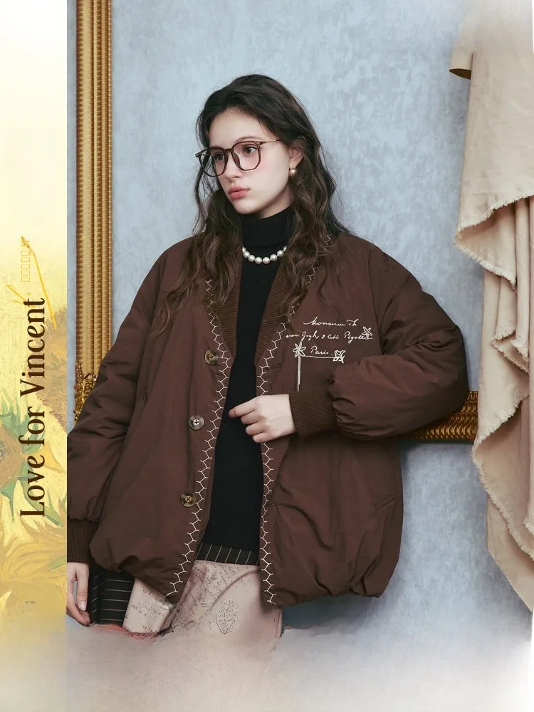 Женская пуховая куртка из соснового волокна с вышивкой в стиле ретро, V-образный вырез, теплая, свободного кроя, с длинными рукавами, серия Art Commute
Женская пуховая куртка из соснового волокна с вышивкой в стиле ретро, V-образный вырез, теплая, свободного кроя, с длинными рукавами, серия Art Commute