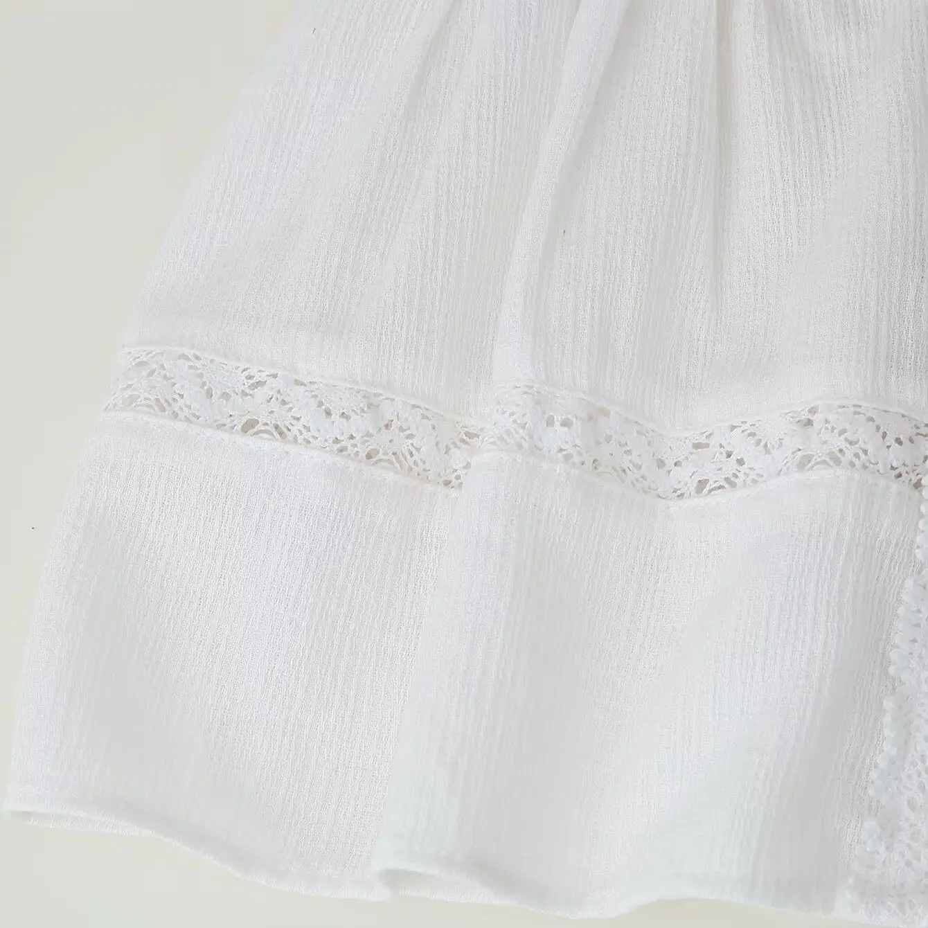 ZBZA Spring New Women's Faion Design Vertical Ruffle Decorated irt Commute Sle Loose Fit Seven Sve V-Ne Pure Color
ZBZA Spring New Women's Faion Design Vertical Ruffle Decorated irt Commute Sle Loose Fit Seven Sve V-Ne Pure Color