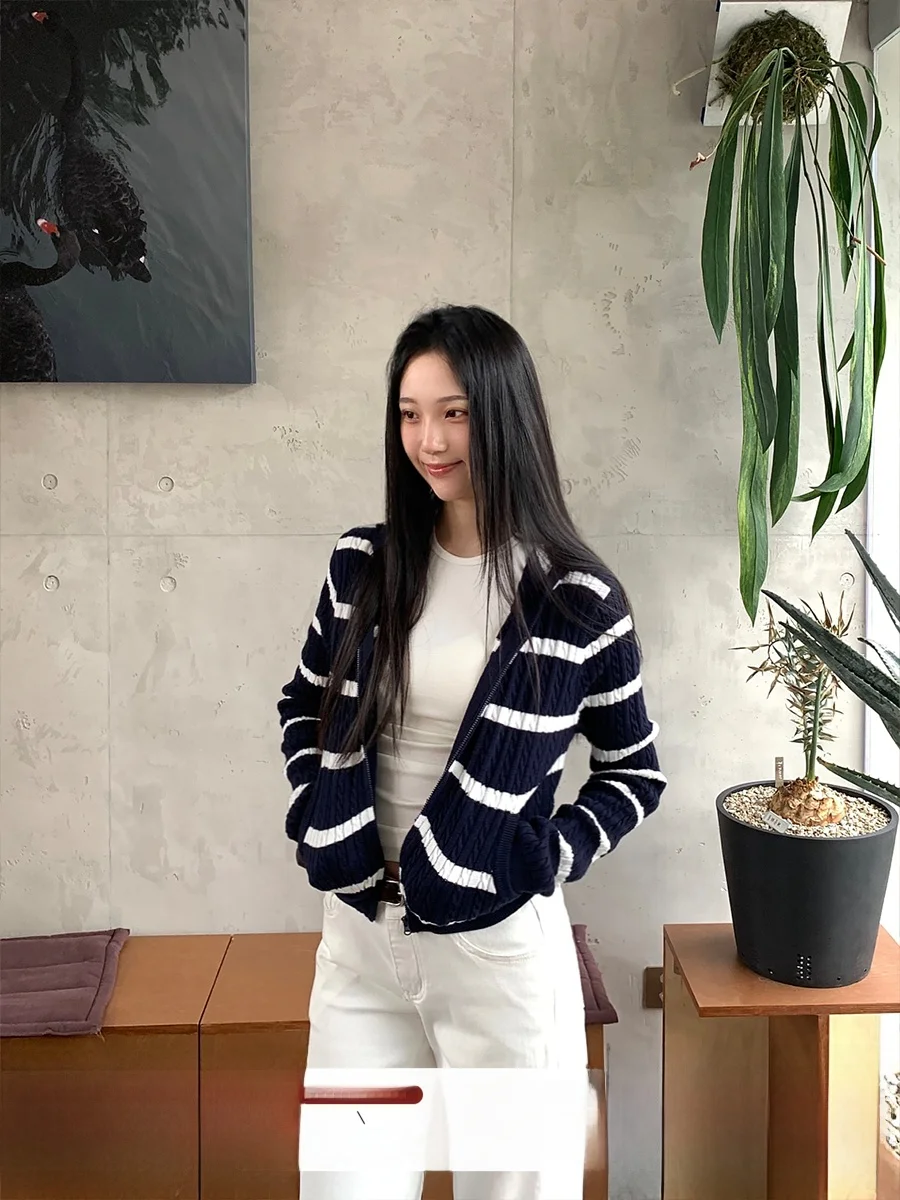 Hooded Knitted Sweater Cardigan Women's Autumn New Slimming Striped Top Coat Warmth Emitting V-ne Regular-length Outerwear
Hooded Knitted Sweater Cardigan Women's Autumn New Slimming Striped Top Coat Warmth Emitting V-ne Regular-length Outerwear