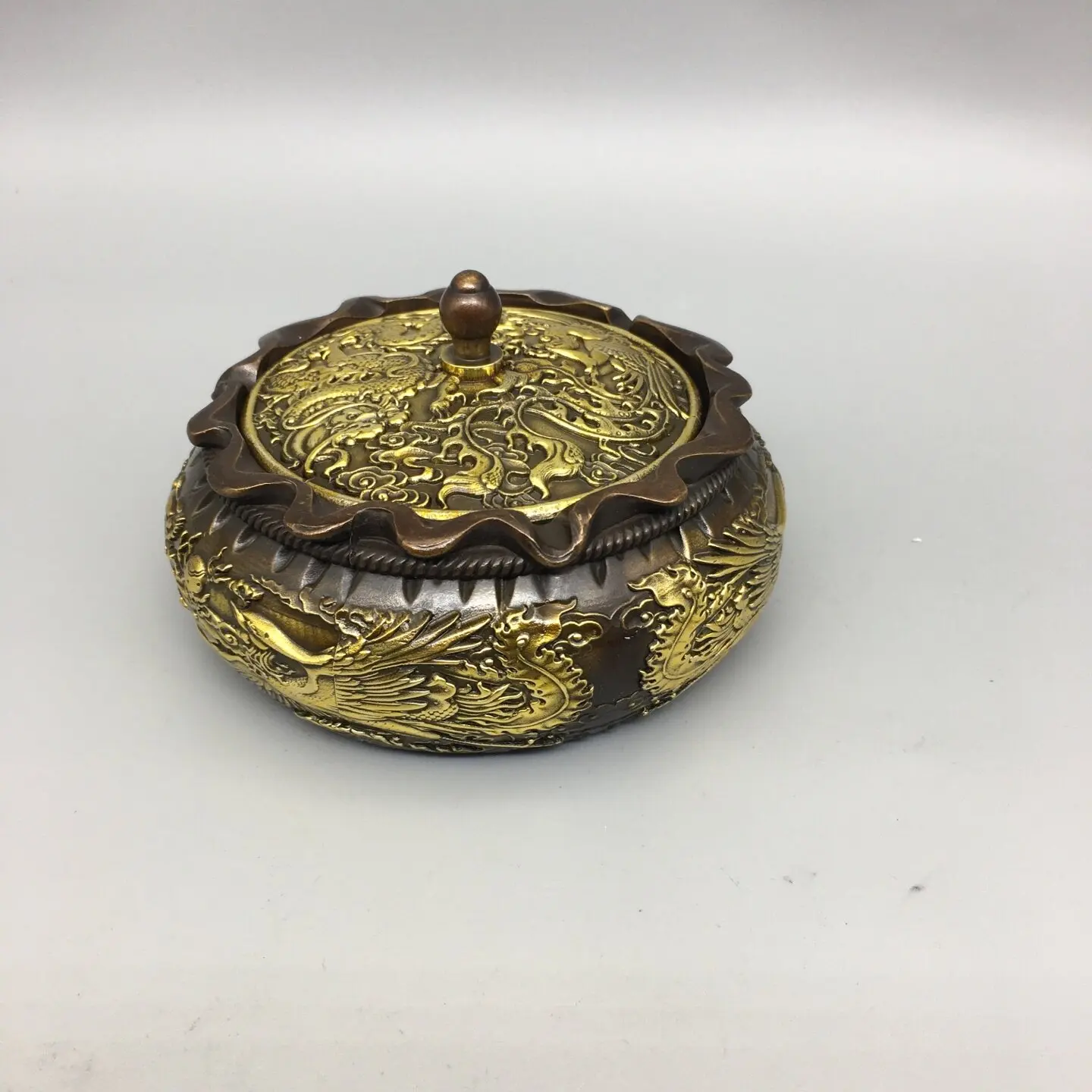 Chinese Dragon Phoenix Money Bag Ashtray Vintage Copper Craft Lucky Wealth Home Office Desktop Decorative Ornament
Chinese Dragon Phoenix Money Bag Ashtray Vintage Copper Craft Lucky Wealth Home Office Desktop Decorative Ornament