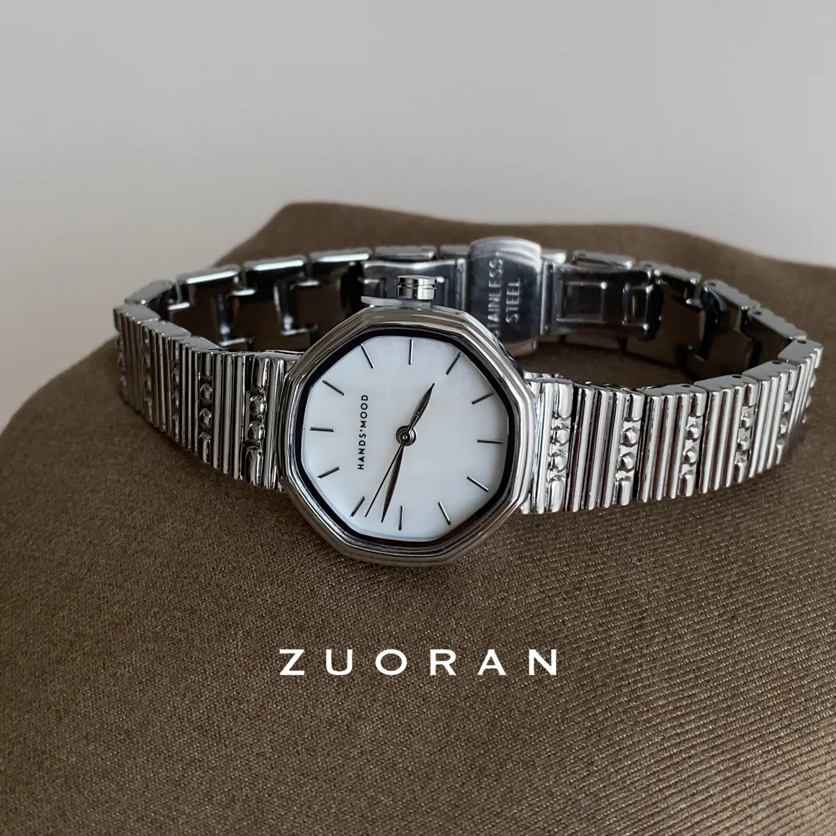 New women's wristwatch, exquisitely designed, elegant, simple and versatile quartz watch for women, trendy women's watch.
New women's wristwatch, exquisitely designed, elegant, simple and versatile quartz watch for women, trendy women's watch.