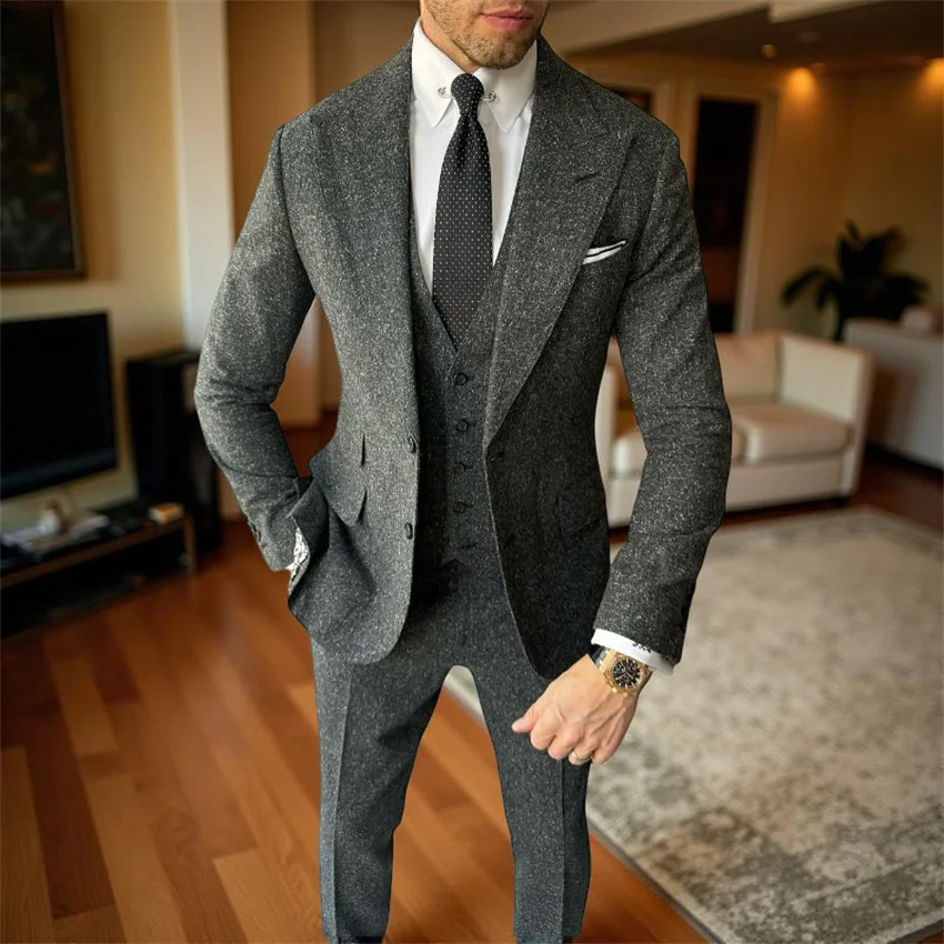 Grey Woolen Men Suits for Winter Prom 3 Pieces Wedding Tuxedo for Groom Italian Fashion Style Set Jacket Vest with Pants
Grey Woolen Men Suits for Winter Prom 3 Pieces Wedding Tuxedo for Groom Italian Fashion Style Set Jacket Vest with Pants
