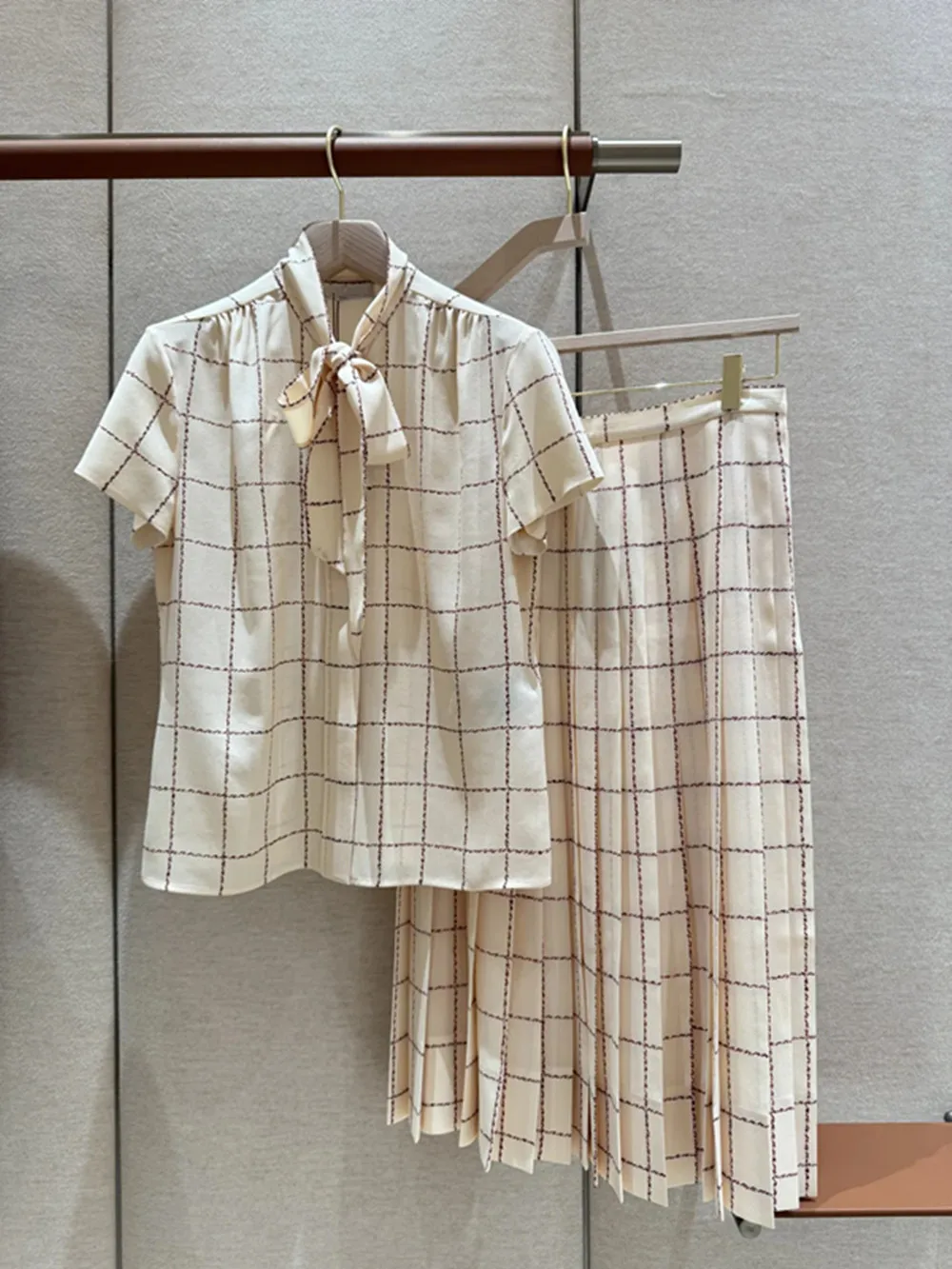 Women's 2025 Spring New Style Shirt Top+Skirt Fashion Checkered Casual Two Piece Set
Women's 2025 Spring New Style Shirt Top+Skirt Fashion Checkered Casual Two Piece Set