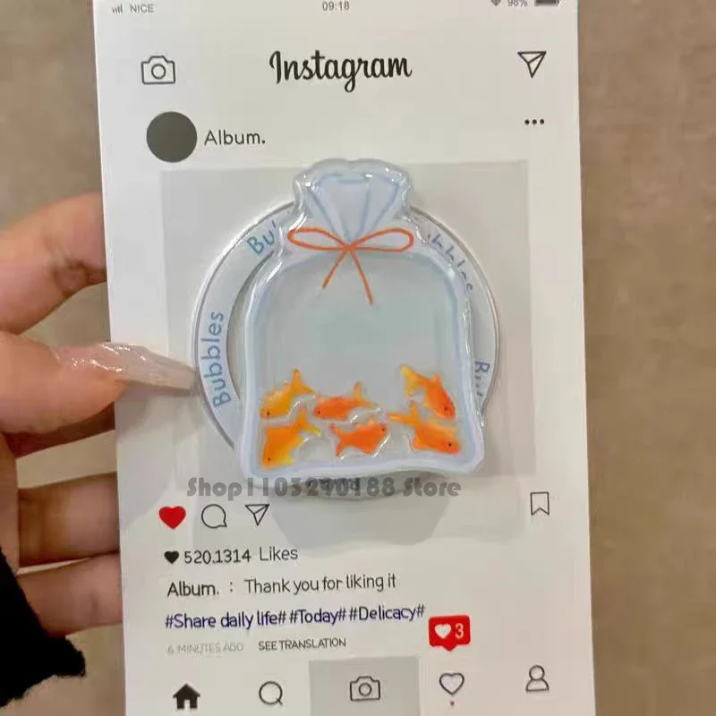 Shake Cute Koi совместим с магнитным держателем MagSafe для телефонов Apple и Samsung.
Shake Cute Koi совместим с магнитным держателем MagSafe для телефонов Apple и Samsung.