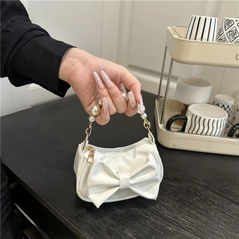 Fashionable and Versatile Mini Bag, Casual Commuting Handbag, 2025 New Korean Version Pearl Bow Bags
Fashionable and Versatile Mini Bag, Casual Commuting Handbag, 2025 New Korean Version Pearl Bow Bags